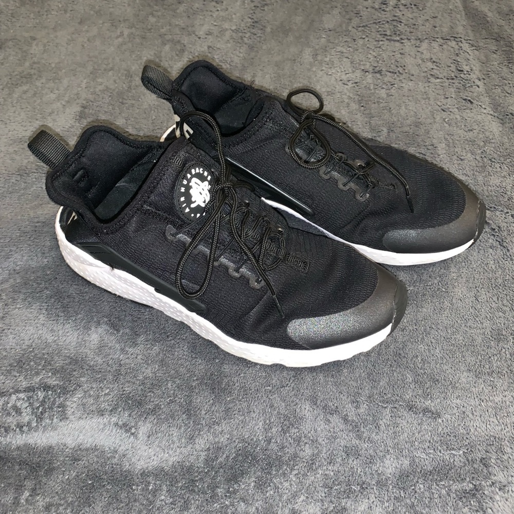 Black Nike Air Huarache